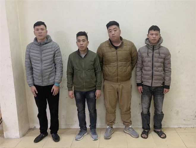 Các đối tượng bị tạm giữ tại cơ quan cảnh sát điều tra công an thành phố Ninh Bình. (Ảnh: Đức Phương/TTXVN) Tạm giữ hình sự các đối tượng vận chuyển, đốt pháo trái phép ảnh 1