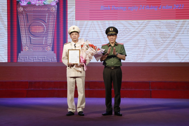 Thượng tướng Lương Tam Quang, Thứ trưởng Bộ Công an trao quyết định của Bộ trưởng Bộ Công an về việc điều động và bổ nhiệm Đại tá Tạ Văn Đẹp giữ chức vụ Giám đốc Công an tỉnh Bình Dương. (Ảnh: TTXVN phát) Điều động Đại tá Tạ Văn Đẹp làm Giám đốc Công an tỉnh Bình Dương ảnh 1
