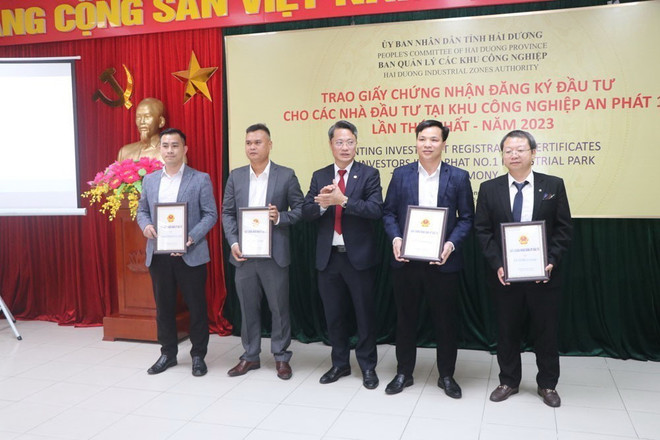 Ông Nguyễn Trung Kiên, Trưởng Ban Quản lý các khu công nghiệp tỉnh Hải Dương trao giấy chứng nhận đăng ký đầu tư cho 4 nhà đầu tư. (Ảnh: Mạnh Minh/TTXVN) Đầu tư 80 triệu USD vốn FDI vào Khu công nghiệp An Phát 1 ở Hải Dương ảnh 2