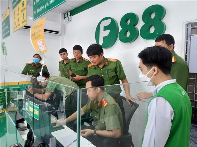 Lực lượng công an kiểm tra hành chính một phòng giao dịch của Công ty F88. (Ảnh minh họa. Nguồn: TTXVN) Tây Ninh: 11 điểm giao dịch của F88 bị lập biên bản vi phạm hành chính ảnh 1