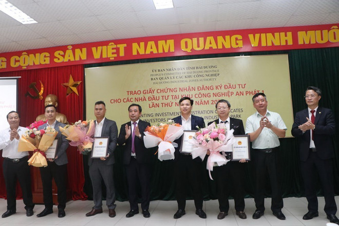 Lãnh đạo tỉnh Hải Dương tặng hoa chúc mừng các nhà đầu tư. (Ảnh: Mạnh Minh/TTXVN) Đầu tư 80 triệu USD vốn FDI vào Khu công nghiệp An Phát 1 ở Hải Dương ảnh 1