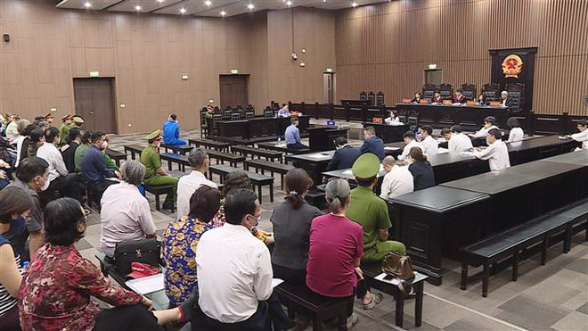 Quang cảnh phiên tòa. (Ảnh: Kim Anh/TTXVN) 'Tiến sỹ dạy làm giàu' sử dụng danh nghĩa công ty để huy động tiền ảnh 1