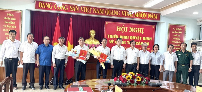 Ban Thường vụ Tỉnh ủy Đồng Nai quyết định cho Bí thư Thành ủy Biên Hòa Võ Văn Chánh (người thứ 6, bên trái qua) được thôi việc theo nguyện vọng. (Ảnh: TTXVN phát) Bí thư Thành ủy Biên Hòa Võ Văn Chánh được thôi việc theo nguyện vọng ảnh 1