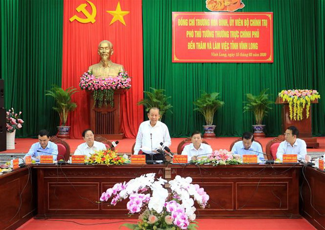 Phó Thủ tướng Thường trực Chính phủ Trương Hòa Bình làm việc với lãnh đạo chủ chốt tỉnh Vĩnh Long. (Ảnh: Phạm Minh Tuấn/TTXVN) Phó Thủ tướng: Vĩnh Long theo dõi sát tình hình hạn hán, xâm nhập mặn ảnh 2