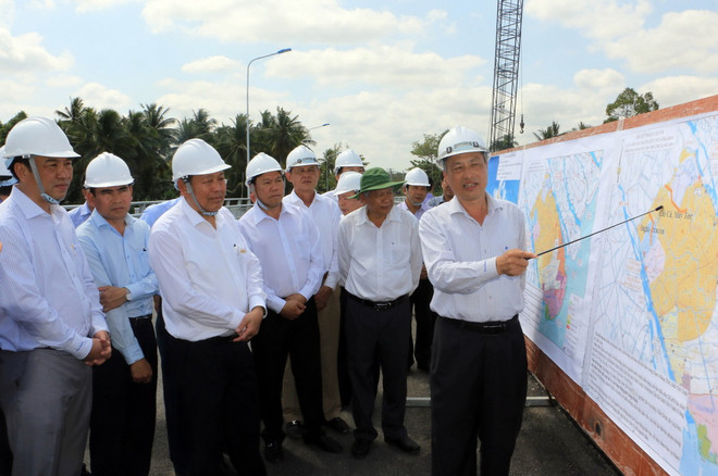 Phó Thủ tướng Thường trực Chính phủ Trương Hòa Bình khảo sát công tác phòng, chống hạn hán, xâm nhập mặn tại công trình Cống Vũng Liêm. (Ảnh: Phạm Minh Tuấn/TTXVN) Phó Thủ tướng: Vĩnh Long theo dõi sát tình hình hạn hán, xâm nhập mặn ảnh 1