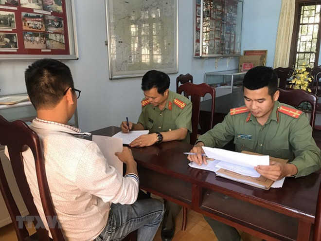 Cơ quan chức năng làm việc với cá nhân có hành vi tung tin sai sự thật về việc nhiễm cúm do virus Corona trên mạng xã hội. (Nguồn: TTXVN phát) Dịch viêm đường hô hấp cấp COVID-19: Đừng 'thừa nước đục thả câu' ảnh 2