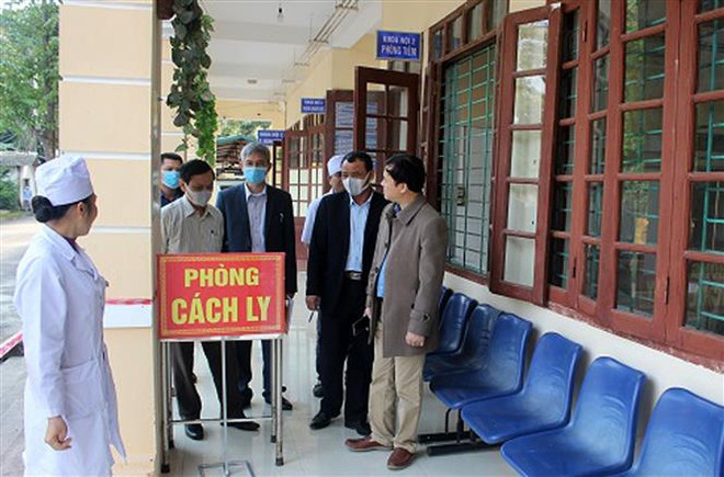 Kiểm tra phòng cách ly tại Bệnh viện Đa khoa huyện Triệu Sơn. (Ảnh: Nguyễn Nam/TTXVN) Thanh Hóa tăng cường phòng dịch COVID-19, không để lây lan thứ phát ảnh 1