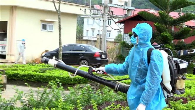 Nhân viên Bệnh viện đa khoa huyện Thạch Thành, tỉnh Thanh Hóa tiến hành phun tiêu độc, khử trùng xung quanh khuôn viên. (Nguồn: TTXVN) Thanh Hóa tăng cường phòng dịch COVID-19, không để lây lan thứ phát ảnh 2