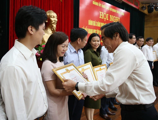 Phó Tổng Giám đốc TTXVN nhận Bằng khen của Đảng bộ khối các cơ quan TW ảnh 2