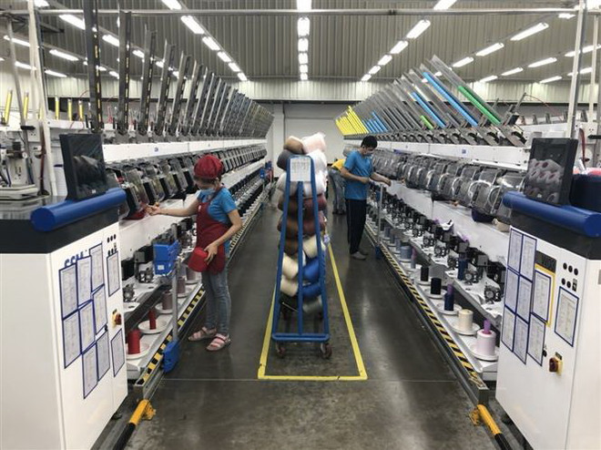 Hoạt động của một doanh nghiệp tại Khu công nghiệp Việt Nam-Singapore 2, thành phố Thủ Dầu Một, tỉnh Bình Dương. (Nguồn: TTXVN) Báo Singapore đưa đậm nét về chuyến thăm của Chủ tịch nước ảnh 2