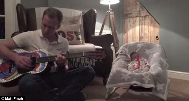 Bài hát người cha dành cho con gái 11 ngày tuổi gây "sốt" ảnh 1