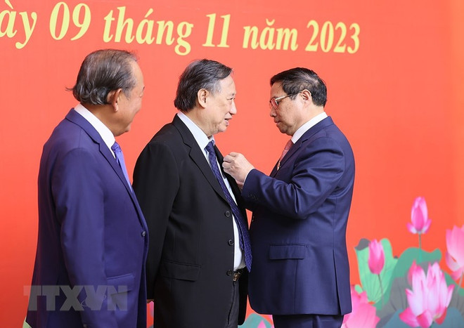 Thủ tướng trao Huy hiệu Đảng cho hai nguyên Phó Thủ tướng Chính phủ ảnh 2