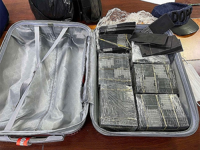 TP.HCM: Đề nghị truy tố hai đối tượng vận chuyển hơn 1 triệu USD giả ảnh 1