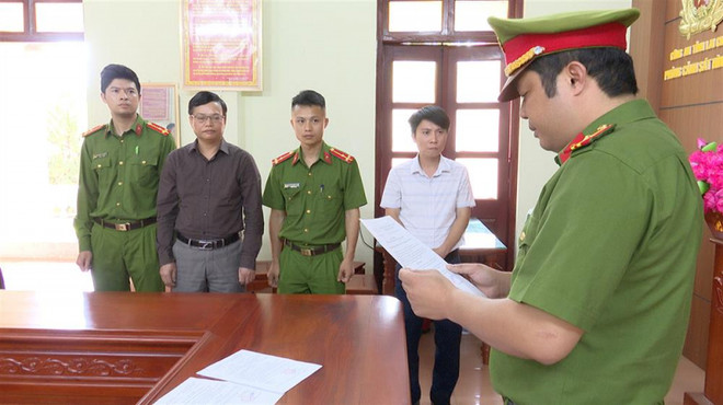 Cơ quan Cảnh sát Điều tra Công an tỉnh Lai Châu thi hành Lệnh bắt bị can để tạm giam đối với Nguyễn Thanh Trì (áo sẫm màu). (Nguồn: Cổng thông tin điện tử Bộ Công an) Quy định 131: Quyết liệt bảo vệ sự minh bạch của hệ thống công quyền ảnh 2