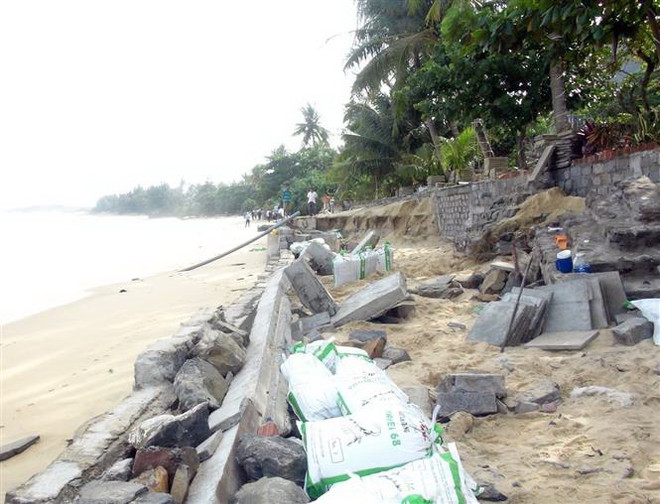 Phú Yên: Triều cường kết hợp sóng lớn xâm thực sâu vào khu dân cư ảnh 1