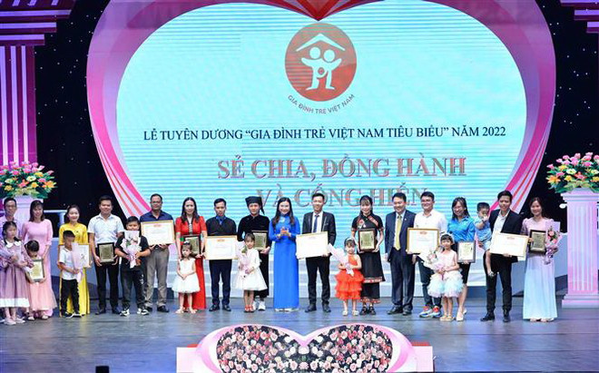 Tuyên dương 21 gia đình trẻ Việt Nam tiêu biểu năm 2022 ảnh 1