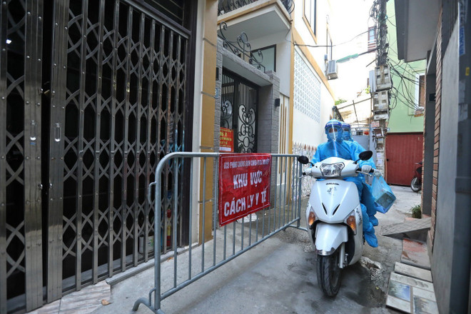 COVID-19: Số ca F0 tăng vọt, Hà Nội lập tổ hỗ trợ theo dõi F0 tại nhà ảnh 21