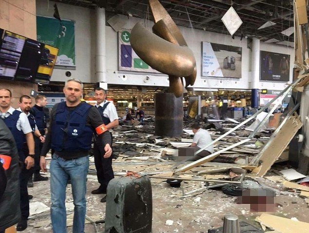 Ba vụ nổ liên tiếp diễn ra tại sân bay quốc tế Brussels và ga tàu điện ngầm Maelbeek (Bỉ) đã cướp đi sinh mạng của 32 người và khiến hàng trăm người khác bị thương. (Ảnh tư liệu: Dailymail) Bỉ ấn định thời gian xét xử các nghi phạm đánh bom khủng bố năm 2016 ảnh 1