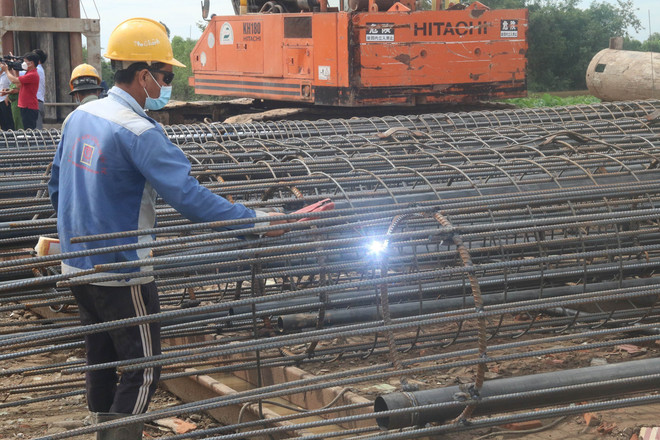 Làm cốt thép cọc móng thi công cầu An Hữu thuộc dự án đường dẫn cầu Mỹ Thuận 2 phía Tiền Giang từ nguồn vốn đầu tư công. (Ảnh: Minh Trí-TTXVN) Tiền Giang nỗ lực đến hết năm 2021 giải ngân vốn đầu tư công đạt 100% ảnh 1