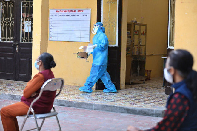 COVID-19: Số ca F0 tăng vọt, Hà Nội lập tổ hỗ trợ theo dõi F0 tại nhà ảnh 13