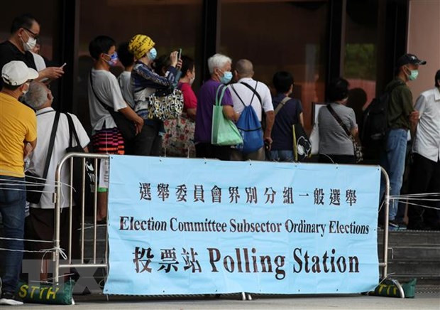Người dân xếp hàng chờ bỏ phiếu tại Tòa thị chính Sha Tin ở Hong Kong, Trung Quốc. (Ảnh: THX/TTXVN) Đặc khu Hành chính Hong Kong tổ chức bầu cử Hội đồng Lập pháp ảnh 1