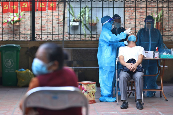 COVID-19: Số ca F0 tăng vọt, Hà Nội lập tổ hỗ trợ theo dõi F0 tại nhà ảnh 14
