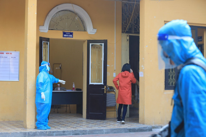 COVID-19: Số ca F0 tăng vọt, Hà Nội lập tổ hỗ trợ theo dõi F0 tại nhà ảnh 4
