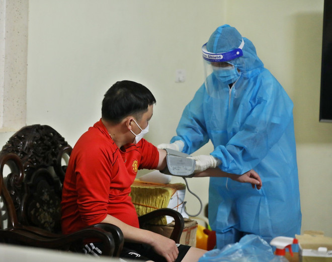 COVID-19: Số ca F0 tăng vọt, Hà Nội lập tổ hỗ trợ theo dõi F0 tại nhà ảnh 22