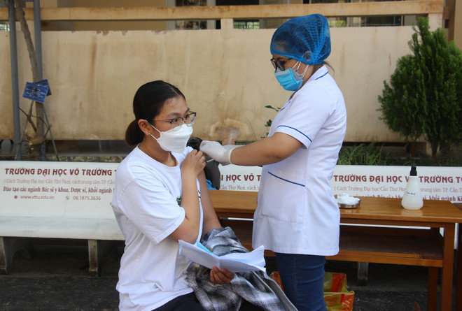 Tiêm vaccine cho trẻ từ 12 -17 tuổi tại điểm tiêm trường THPT chuyên Lý Tự Trọng. (Ảnh: Trung Kiên/TTXVN) Cần Thơ triển khai tiêm vaccine mũi 2 cho trẻ từ 12-17 tuổi ảnh 1