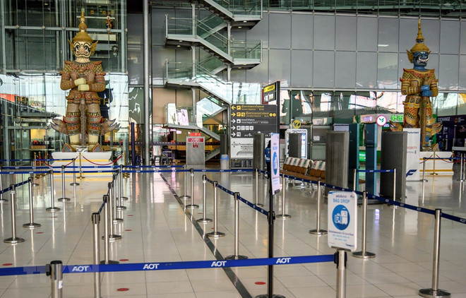 Cảnh vắng vẻ tại sân bay Suvarnabhumi ở Bangkok, Thái Lan do dịch COVID-19. (Ảnh: AFP/TTXVN) Ngành du lịch Thái Lan một lần nữa lao đao vì dịch COVID-19 ảnh 1