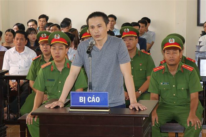Bị cáo Nguyễn Chí Vững tại phiên tòa. (Ảnh: Huỳnh Sử/TTXVN) Tuyên phạt Nguyễn Chí Vững 6 năm tù về tội tuyên truyền chống Nhà nước ảnh 1