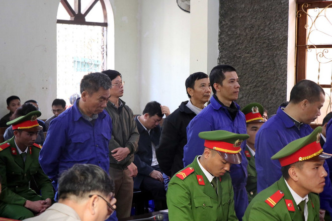 Các bị cáo tại phiên tòa. (Ảnh: Hữu Quyết/TTXVN) Xét xử phúc thẩm vụ án sai phạm trong đền bù dự án Thủy điện Sơn La ảnh 1