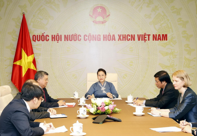 Chủ tịch Quốc hội Nguyễn Thị Kim Ngân tại buổi điện đàm với Chủ tịch Quốc hội New Zealand Trevor Mallard. (Ảnh: Trọng Đức/TTXVN) Thúc đẩy quan hệ kinh tế, thương mại, đầu tư Việt Nam-New Zealand ảnh 1