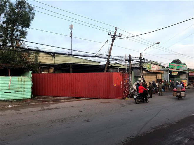 Bình Dương: Container văng xuống đường đè chết một phụ nữ ảnh 1