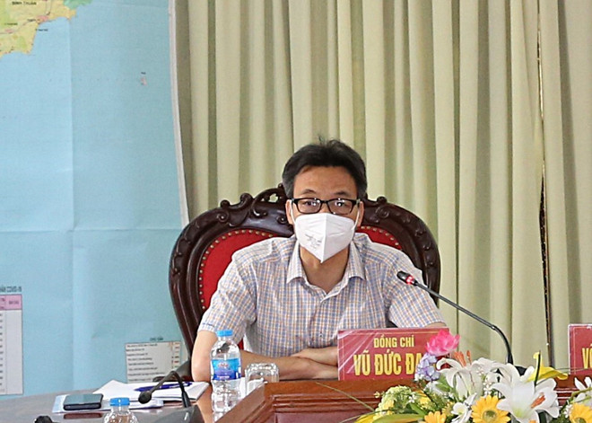 Phó Thủ tướng Vũ Đức Đam chủ trì buổi làm việc. (Ảnh: Hồng Pha/TTXVN phát) Phó Thủ tướng: Bến Tre giữ vùng xanh, sẵn sàng chi viện cho các tỉnh ảnh 1