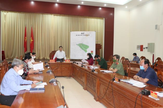 Quang cảnh buổi làm việc trực tuyến tại Bến Tre. (Ảnh: Huỳnh Phúc Hậu/TTXVN) Phó Thủ tướng: Bến Tre giữ vùng xanh, sẵn sàng chi viện cho các tỉnh ảnh 2