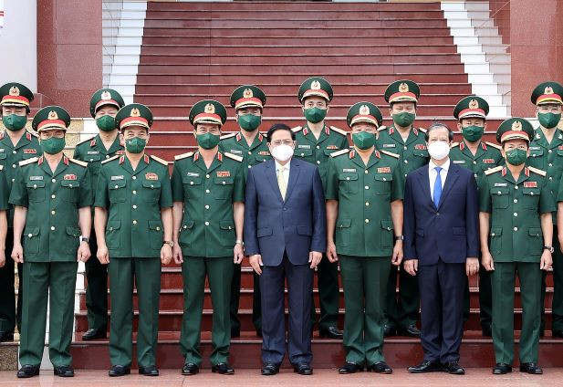 Thủ tướng Phạm Minh Chính với các đại biểu. (Ảnh: Dương Giang/TTXVN) Thủ tướng Chính phủ: Học viện Quốc phòng 'lấy học viên làm trung tâm' ảnh 1