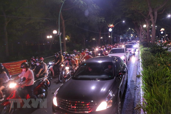 Nhiều người Hà Nội vui Trung Thu mà quên phòng dịch COVID-19 ảnh 2