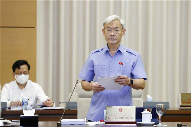 Chủ nhiệm Ủy ban Tài chính, Ngân sách của Quốc hội Nguyễn Phú Cường, Phó Trưởng đoàn Thường trực Đoàn giám sát trình bày các văn bản liên quan. (Ảnh: Doãn Tấn/TTXVN) Chủ tịch Quốc hội Vương Đình Huệ: Còn nhiều khoản chi tiêu lãng phí ảnh 2