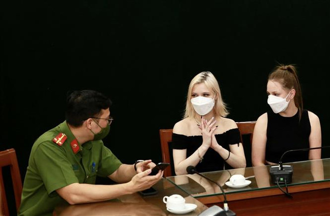 Hà Nội: Hai du khách người Nga nhận lại tài sản bị chiếm đoạt ảnh 1
