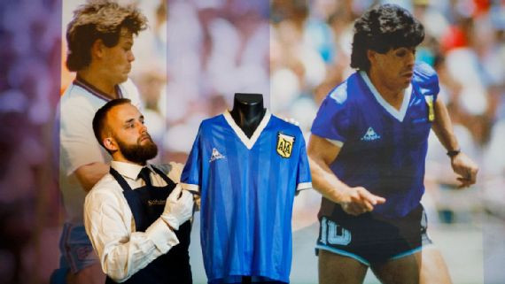 Áo thi đấu của siêu sao bóng đá Diego Maradona có giá cao kỷ lục ảnh 1