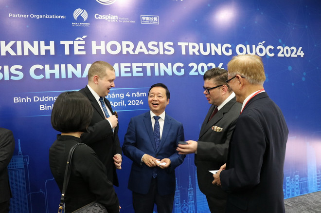 Phó Thủ tướng Trần Hồng Hà gặp gỡ đại diện các tập đoàn quốc tế đến từ châu Âu và doanh nghiệp của Đức tham dự Diễn đàn Horasis ở Bình Dương, ngày 15/4. (Ảnh: Dương Chí Tưởng/TTXVN) ttxvn_dien dan horasis 2.jpg