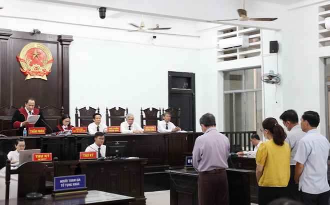 Tuyên án các bị cáo tại phiên tòa. (Ảnh: Tiên Minh/TTXVN) ttxvn_CDC khanh hoa 2.jpg