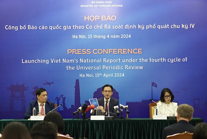 Thứ trưởng Bộ Ngoại giao Đỗ Hùng Việt chủ trì họp báo công bố Báo cáo Quốc gia về bảo vệ và thúc đẩy quyền con người ở Việt Nam theo Cơ chế rà soát định kỳ phổ quát (UPR) chu kỳ IV của Hội đồng Nhân quyền Liên hợp quốc. (Ảnh: Quỳnh Anh/TTXVN phát) ttxvn_thu truong do hung viet 2.jpg