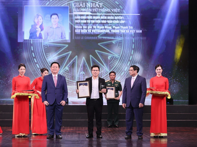 Nhà báo Võ Mạnh Hùng thuộc Báo Điện tử VietnamPlus (Thông tấn xã Việt Nam) đạt giải Nhất Giải thưởng Toàn quốc về Thông tin Đối ngoại lần thứ IX. (Ảnh: Dương Giang/TTXVN) ttxvn_Thong tin doi ngoai 2.jpg