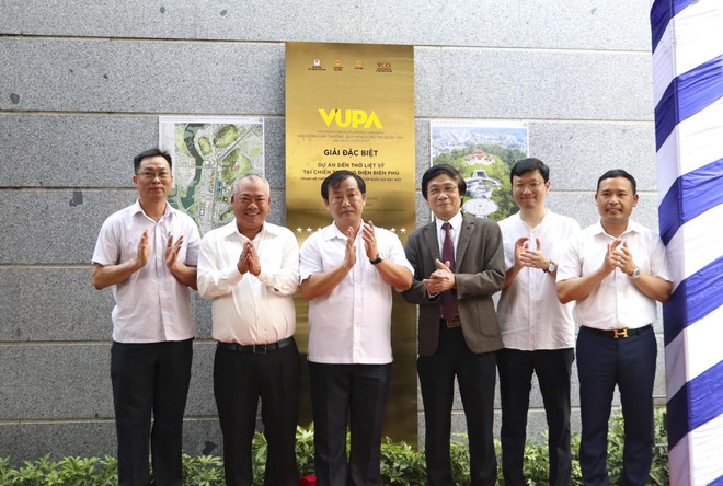 Gắn biển công trình đạt giải đặc biệt giải thưởng Quy hoạch Đô thị Quốc gia lần thứ 3 đối với Đền thờ Liệt sỹ Chiến trường Điện Biên Phủ. (Ảnh: TTXVN phát) ttxvn_giai dac biet.jpg