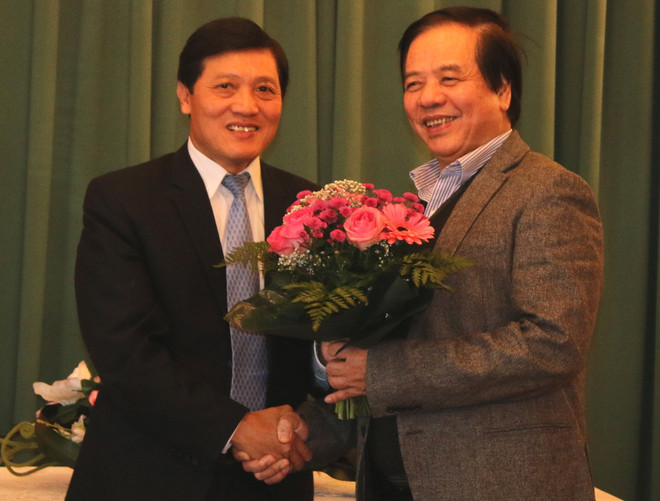 Đại sứ Trương Mạnh Sơn tặng hoa cảm ơn tác giả Nguyễn Quyết Tiến. (Ảnh: Ngọc Mai-Hồng Tâm/Vietnam+) Tập 4 Đại từ điển giáo khoa Séc-Việt chính thức ra mắt bạn đọc ảnh 2