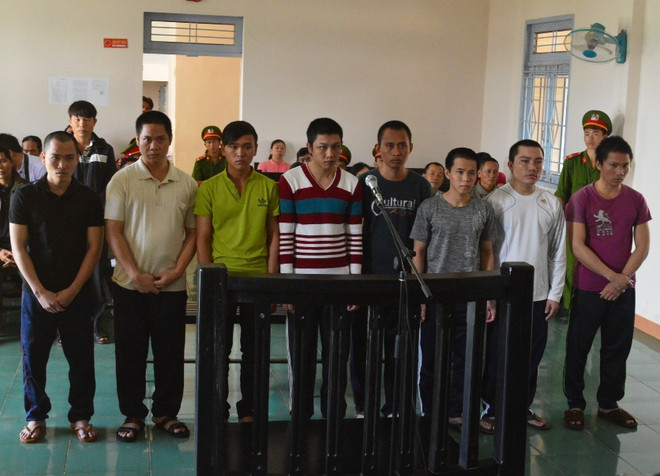 Các bị cáo trước vành móng ngựa. (Ảnh: Ngọc Minh/TTXVN) Đắk Nông trả hồ sơ điều tra bổ sung vụ xô xát vì tranh chấp đất rừng ảnh 1