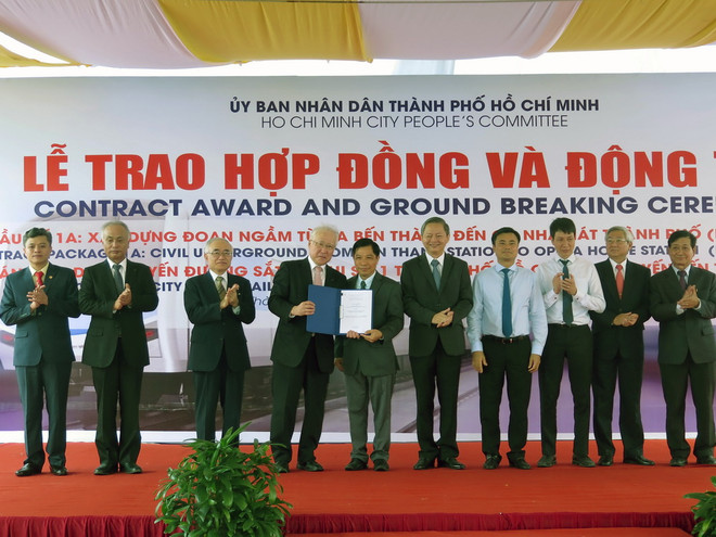 Nghi thức trao hợp đồng Gói thầu 1A. (Ảnh: Hoàng Hải/TTXVN) Đầu tư gần 5.000 tỷ đồng xây đoạn ngầm của tuyến metro số 1 ảnh 1