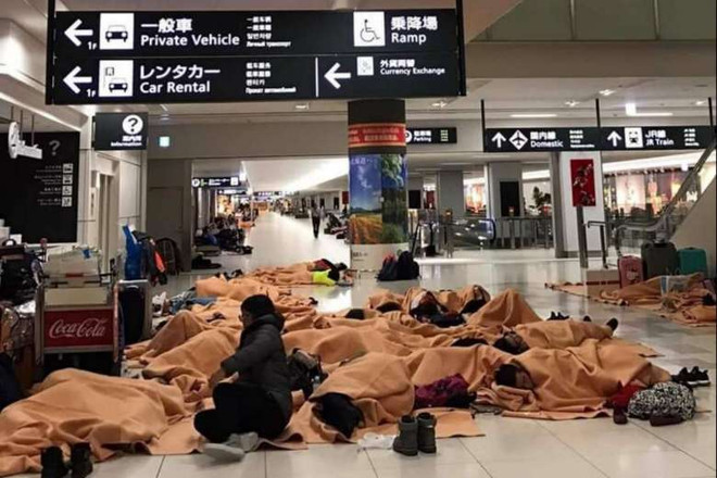 Du khách ngủ tại sân bay tại Sapporo. (Nguồn: Straitstimes.com) Tuyết rơi dày kỷ lục gây hỗn loạn hệ thống giao thông Nhật Bản ảnh 1